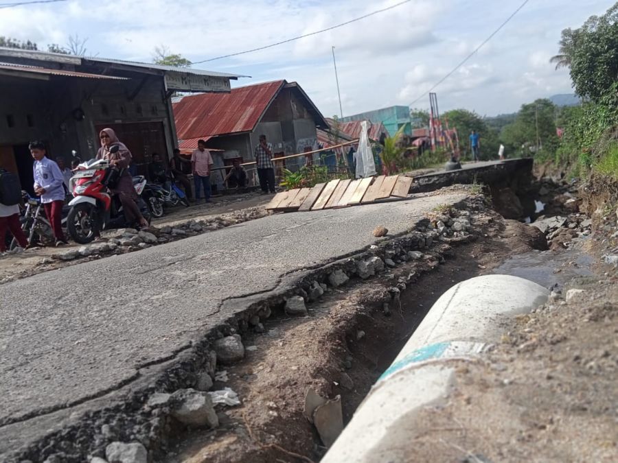 1,5 M di Kucurkan Untuk Perbaikan Jalan Lukup Sabun Barat