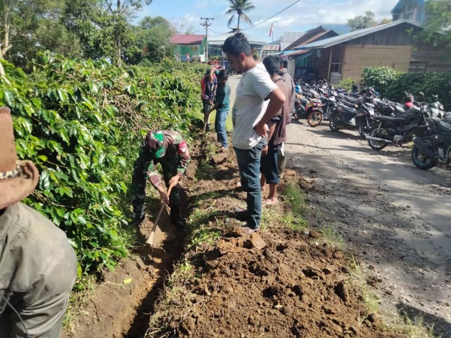 Air Bersih Sangat Dibutuhkan Babinsa 02/ Bebesen Bersama Warga Melaksanakan Karya Bakti