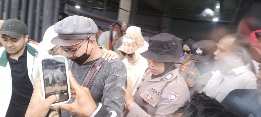Artis Dari Jakarta Diserbu Penonton Kuda Pacu PON XXI di Lapangan Hasan Gayo