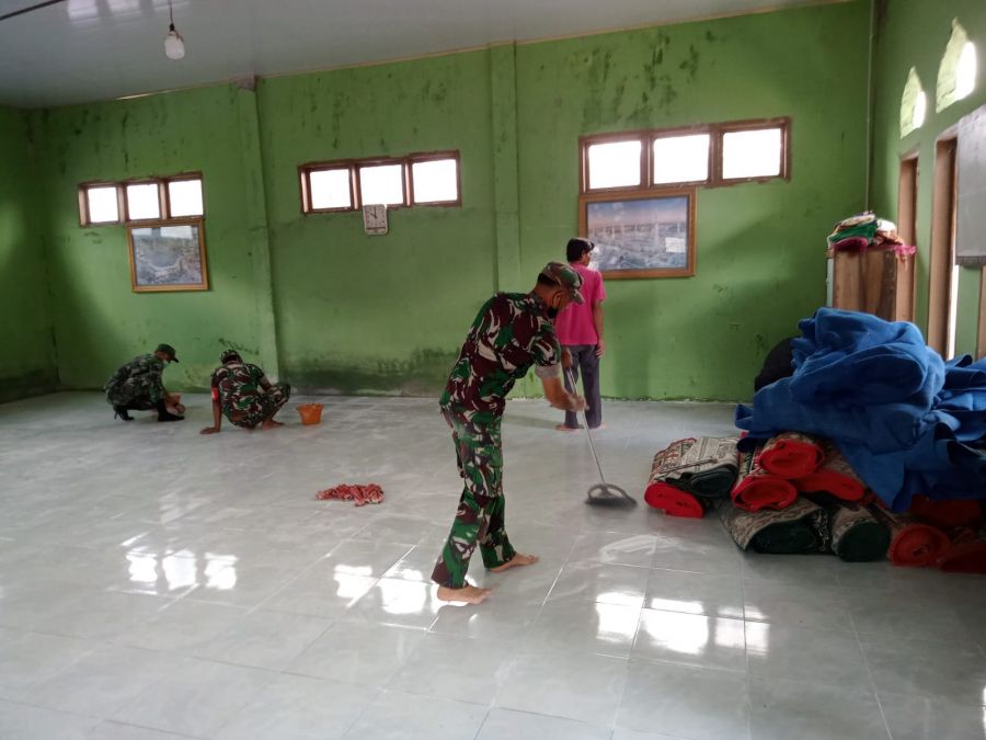 Babinsa Bantu Masyarakat Pasang Kramik di Mushola Baitul Muqmin