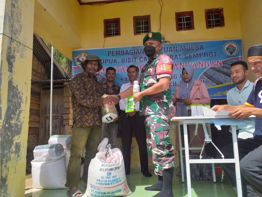 Babinsa Dampingi Pembagian Bantuan Pupuk Organik dan Bibit Cabe