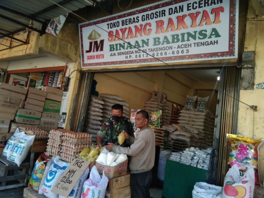 Babinsa Koramil 02/Bebesen Cek Harga Sembako di Pasar