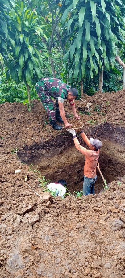 Babinsa koramil 09/ketol Jalin Silaturahmi Melalui Gotong Royong
