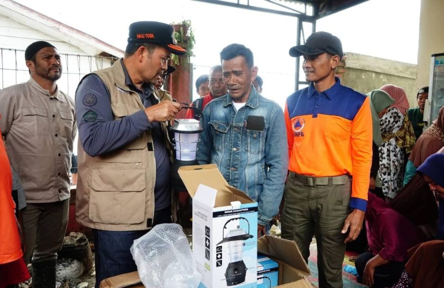 Belum Teraliri Listrik, Bupati Aceh Tengah Antar Lampu Tenaga Surya dan Logistik ke Jamur Konyel