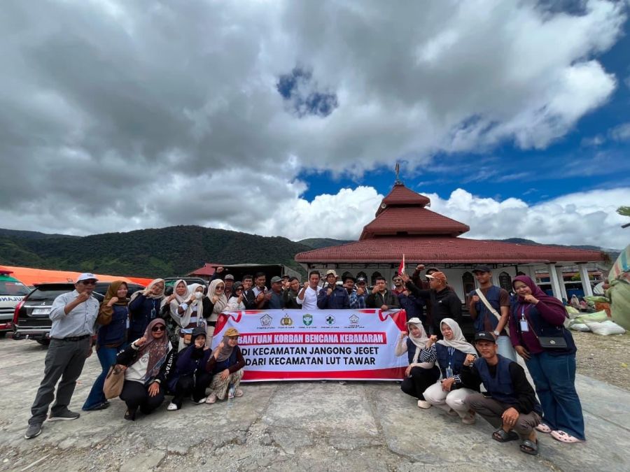 Camat dan Reje Se-Kecamatan Lut Tawar Salurkan Bantuan Ke Korban Kebakaran Pasar Jagong Jeget 