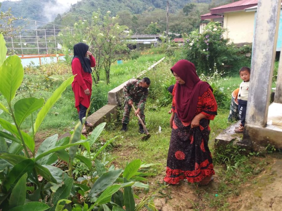 Ciptakan Semangat Gotong Royong, Babinsa Koramil 01/Lut Tawar Beri Motivasi Bagi Ibu PKK Tami Delem