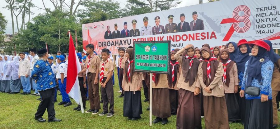 Dalam Hujan, Sekolah SMP Negeri 10 Takengon Ikut Hadir Dalam Upacara Penurunan Bendera HUT RI Ke 78