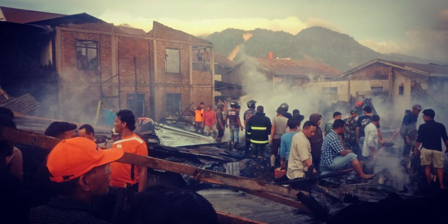 Dalam Waktu 20 Menit Api dapat Dikendalikan Saat Melahap Enam Rumah Warga kampung Bukit Kebayakan