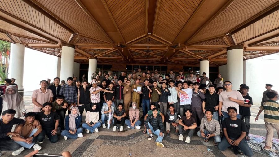 Demo di Kantor Gubernur, Mahasiswa Tagih Ketegasan DLHK Aceh dan Wasnaker terhadap Perusahaan Getah