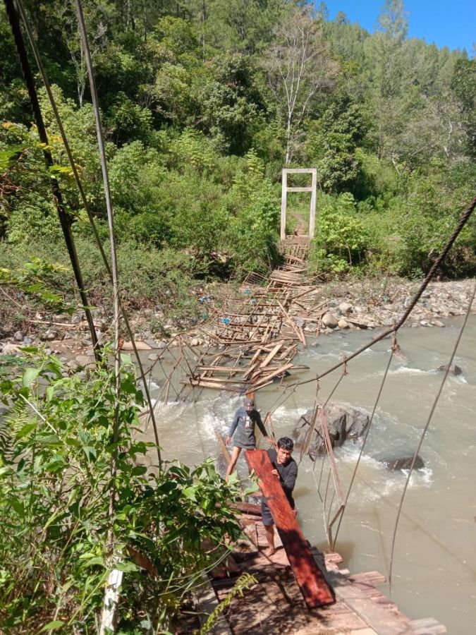 Diduga Termakan Usia, Jembatan Gantung Dusun Tero Kampung Kemerleng Tiba-Tiba Putus