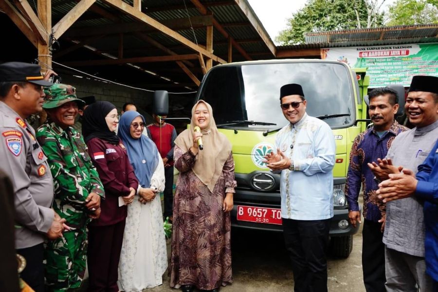 Dukung Program Bank Sampah, Bupati Haili Yoga Serahkan Dump Truck Untuk Sampah Barokah Jaya