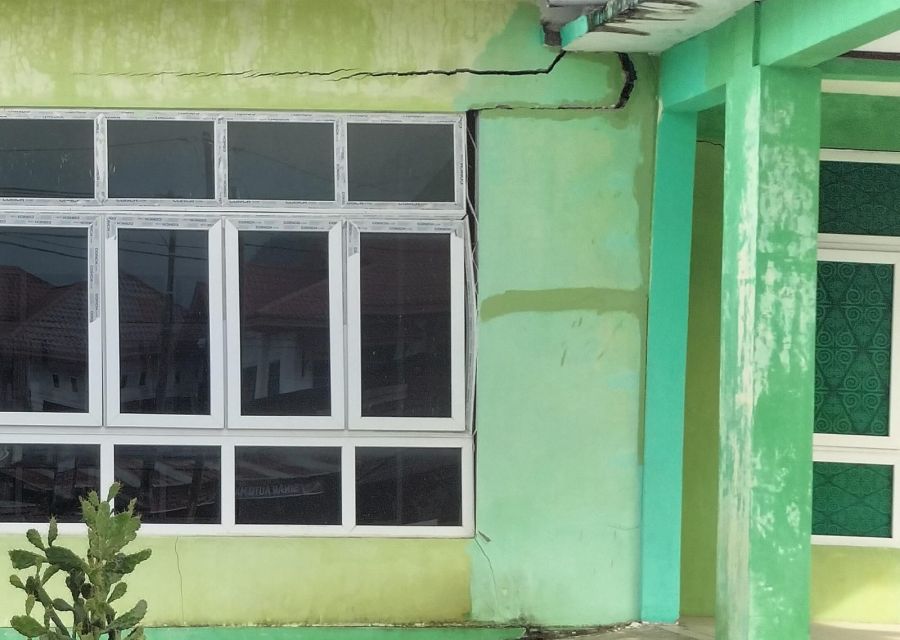 Gedung Balai Nikah dan Manasik Haji (KUA) Kecamatan Bebesen Retak
