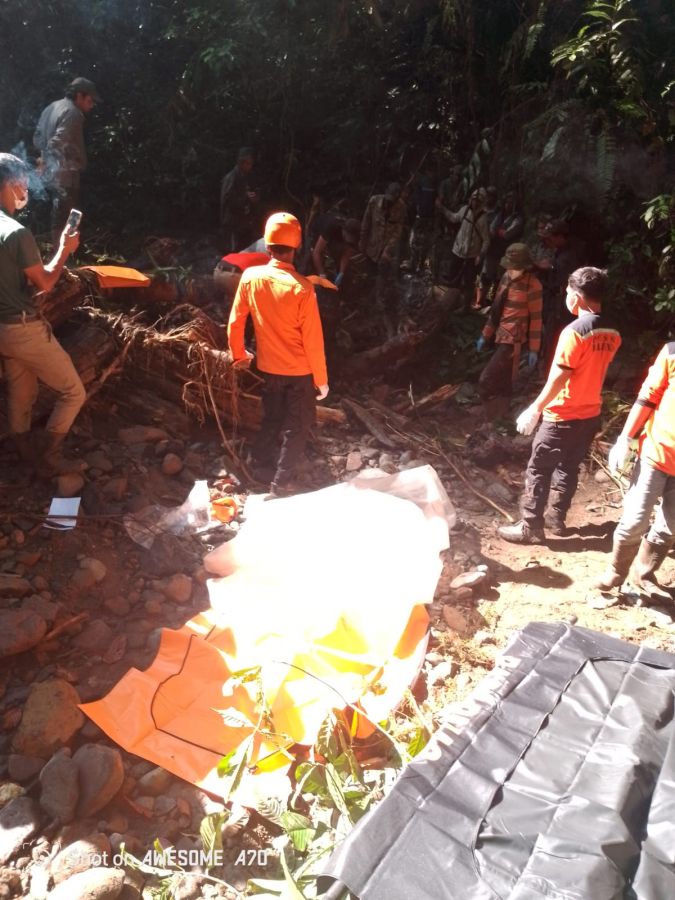Hari Kedua, Tim Evakuasi Dibantu Warga Berhasil Menemukan Jasad Ibu Dari Keluarga yang Hilang