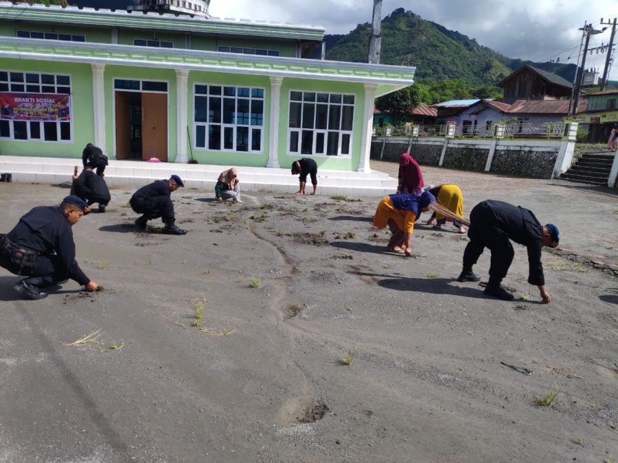 HUT Brimob Ke 79, Brimob Kompi 3 Batalyon B Pelopor Bener Meriah Bersama Warga Bersihkan Mesjid