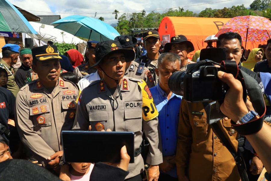 Kapolda Aceh Didampingi Kapolres Bener Meriah Salurkan Bantuan  Pengungsi Banjir-Longsor Desa Tunyan