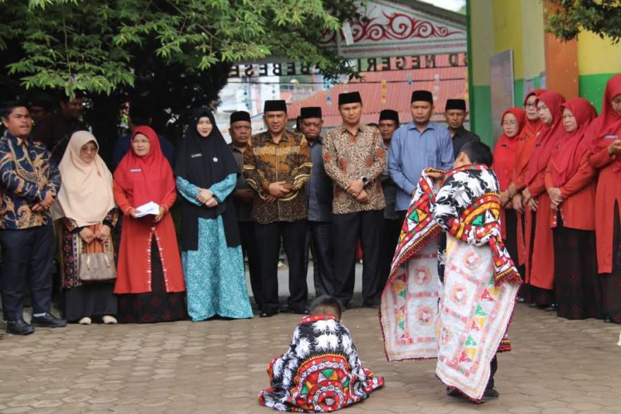 Kunjungi SD 2 Bebesen, Wabub Muchsin Hasan Serahkan KIA Dan 105 Alqur'an