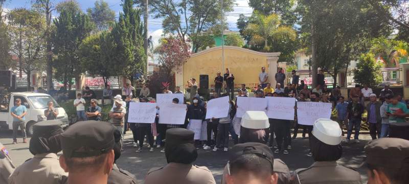 MAMPAT (M- 4) Lakukan Aksi Damai Menuntut Pj Bupati Diturunkan Depan Kantor DPRK Aceh Tengah 