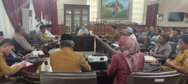 Masyarakat Mulie Jadi Audensi Ke Pj Bupati T. Mirzuan Permasalahan Kampung