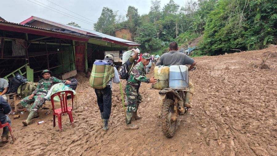 Pemda Bener Meriah Bayar Jasa Kuli Panggul Untuk Pasok BBM dari Aceh Utara