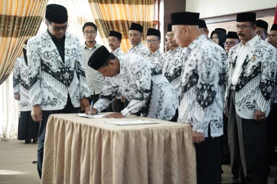 Pengurus PGRI Kabupaten Aceh Tengah Masa Bakti 2025 - 2030 Dilantik, Bunda Guru Resmi Dikukuhkan