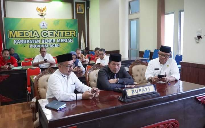 Pj. Bupati Bener Meriah Drs. Haili Yoga, M.Si Ikuti Rakor Tentang Investasi Dan Penanganan Inflasi