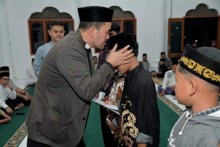 Pj. Bupati Bener Meriah Santuni Anak Yatim Program Safari Ramadhan di Kampung Simpang Rahmat