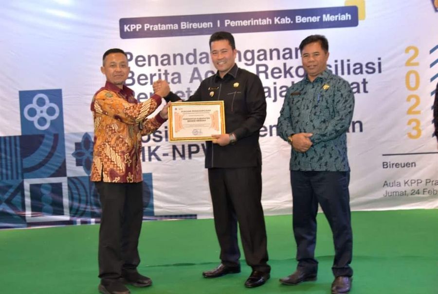 Pj Bupati Bener Meriah Terima Penghargaan dari KPP Pratama Bireun