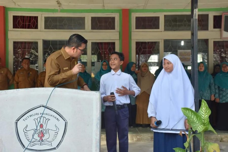 Pj. Bupati Haili Yoga Beri Motivasi Kepada Siswa dan Siswi SMP Negeri 1 Bandar