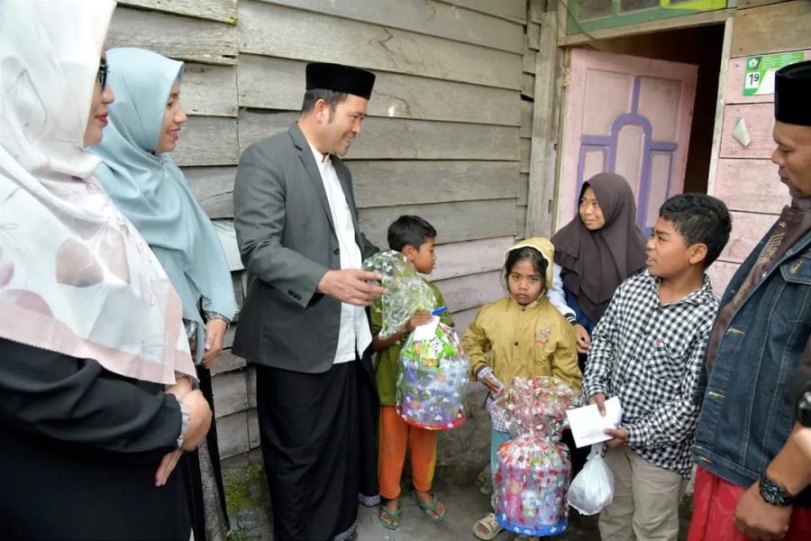 Pj. Bupati Haili Yoga dan Jamaah Masjid Agung Babussalam Santuni Warga Miskin