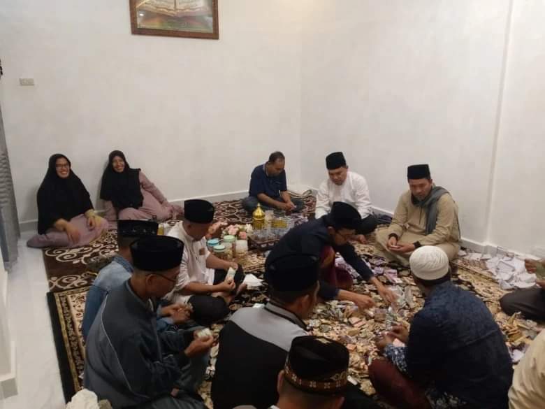 Pj. Bupati Haili Yoga Ikut Menghitung Sumbangan Masyarakat Bener Meriah Pasca Shalat Ied Idul Fitri