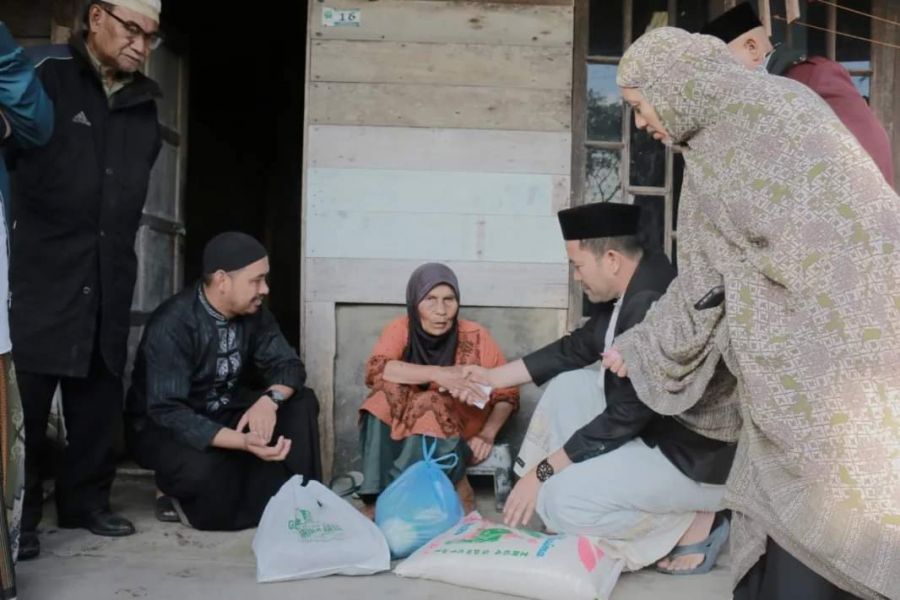 Pj. Bupati Haili Yoga Santuni Masyarakat Kurang Mampu di Kecamatan Bandar Pada Kegiatan Ahad Berkah