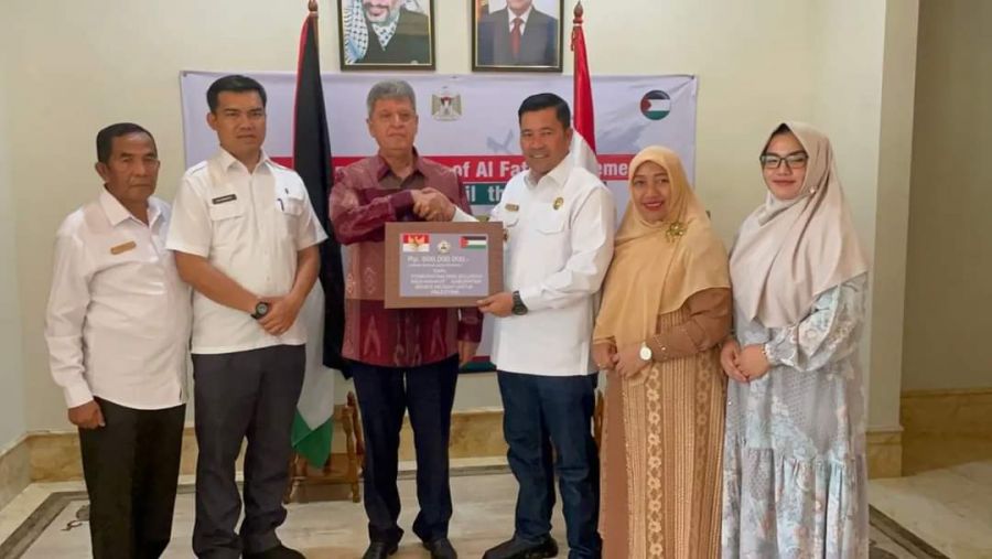 Pj Bupati Haili Yoga Serahkan Donasi Masyarakat Bener Meriah Untuk Palestina