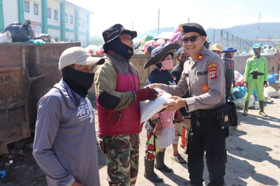 Polres Aceh Tengah Berbagi Jelang Lebaran, Sasar Juru Parkir dan Petugas Kebersihan