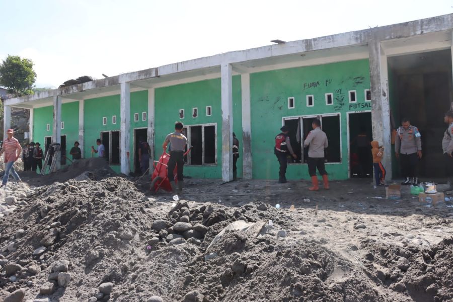 Polres Bener Meriah, Brimob dan Warga Gotong Royong Bersihkan Sisa Banjir Bandang di Gedung TPA Lamp