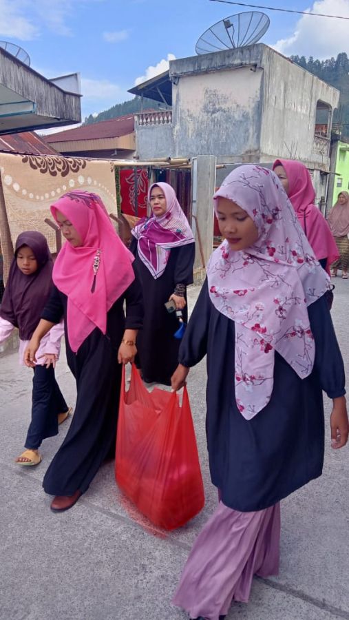 Puasa Ke 14, SD Negeri 3 Lut Tawar Berbagi Takjil Kepada Masyarakat Sekitar