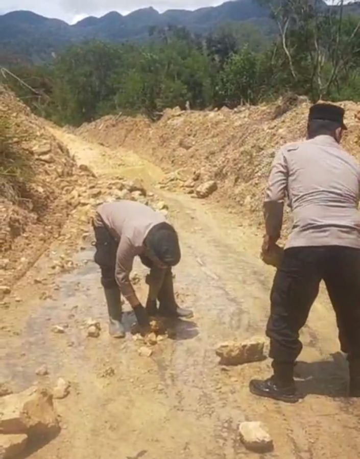 Respon Cepat Kapolsek Bintang Tinjau Jalur Tertutup Longsor, Koordinasi Cepat dengan BPBD untuk Pemu