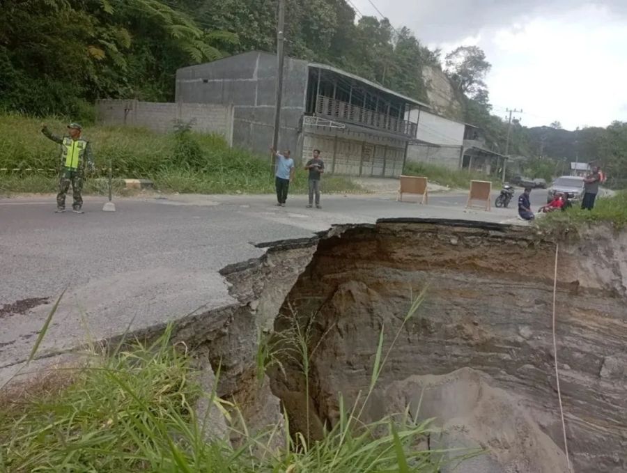 Ruas Jalan Takengon–Bireuen Kembali Amblas, Babinsa Imbau Pengguna Roda Empat Berhati-hati