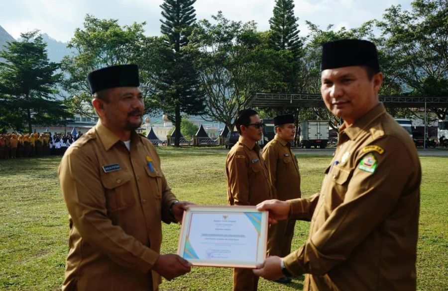 Sekda Mursyid serahkan Penghargaan pada Lokus Pelayanan Publik Terbaik MENPAN RB Tahun 2025