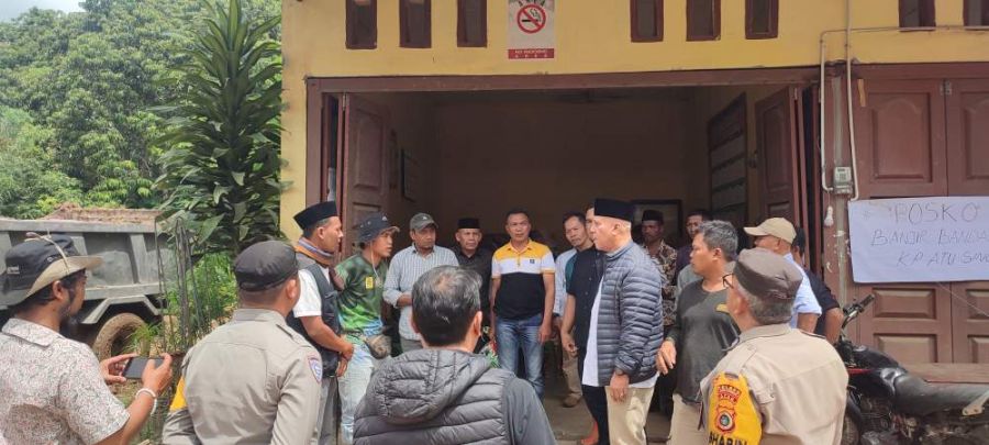 Shabela Abu Bakar Serahkan Bantuan Korban Banjir Bandang Kecamatan Rusip Antara