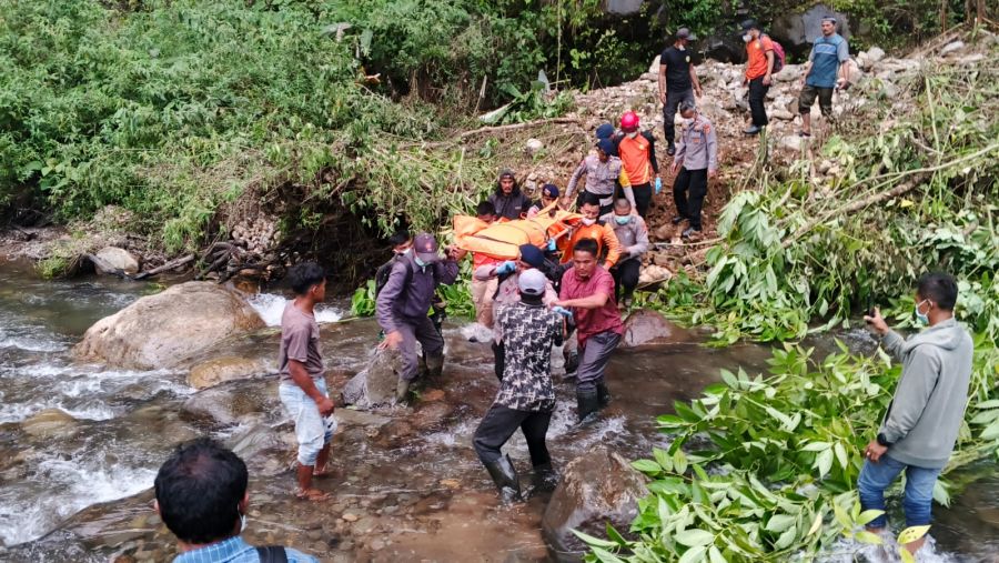 Sungguh Menyedihkan, Satu Keluarga 4 Orang Diduga Hanyut di Sungai Weh Reseh, Dua Jenazah Ditemukan
