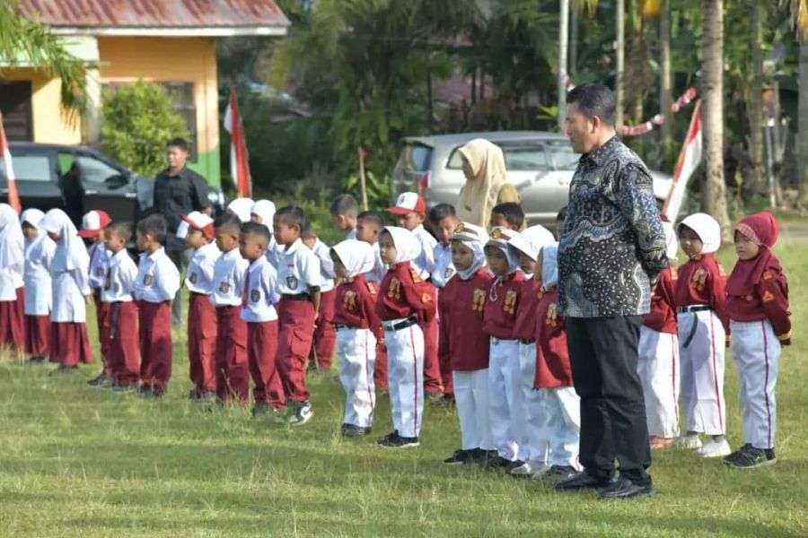 Tak Biasa, Pj Bupati Drs Haili Yoga M. Si Jadi Peserta Upacara di SDN Negeri Antara