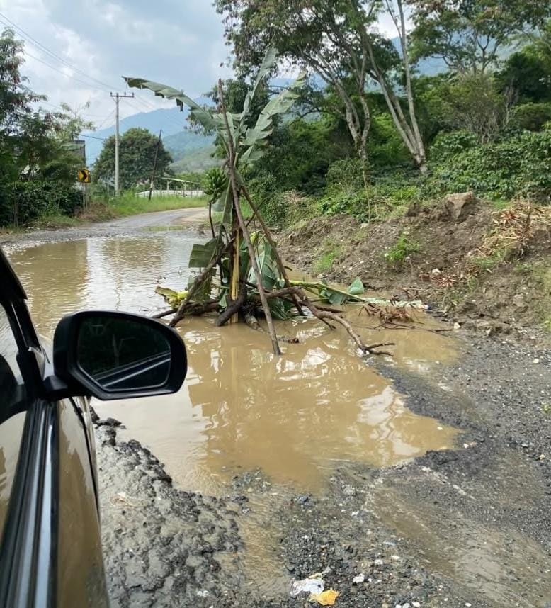 Tak Kunjung Diperbaiki, Jalan Kebayakan – Bintang Ditanami Pohon Pisang, 