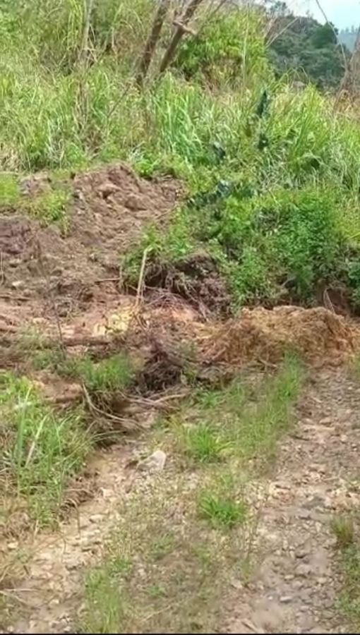 Tanah Longsor Tutupi Jalan Utama Menuju Dusun Karang Putih Simpur