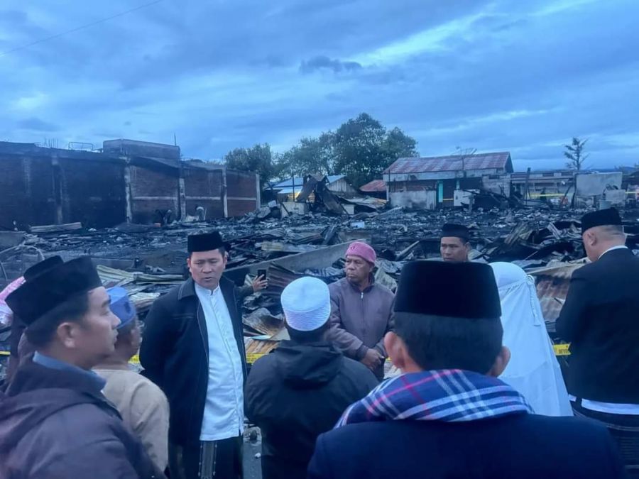 Turut Berduka Cita, Pj. Bupati Haili Yoga Bersama Istri Tinjau Korban Kebakaran di Kecamatan Bandar