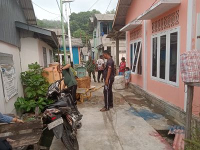 Babinsa dan Warga Kampung Melayu Gotong Royong Bersihkan Sampah dan Lumpur