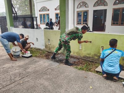 Babinsa Koramil 02/KT Bersama Warga Gotong Royong Bersihkan Lingkungan Desa Talontam