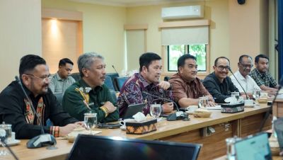 bupati-aceh-tengah-bahas-pengelolaan-sampah-dengan-menteri-lingkungan-hidup-hanif-faisol-nurofiq