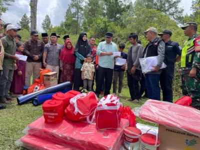 wakil-bupati-aceh-tengah-serahkan-bantuan-masa-panik-korban-kebakaran-di-serule